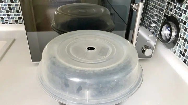Ich stelle die Sch&uuml;ssel in den Mikrowellenherd, decke die Sch&uuml;ssel mit der Plastikhaube ab und stelle 12 Minuten bei h&ouml;chster Wattzahl (800 Watt sind mein Maximum) ein.