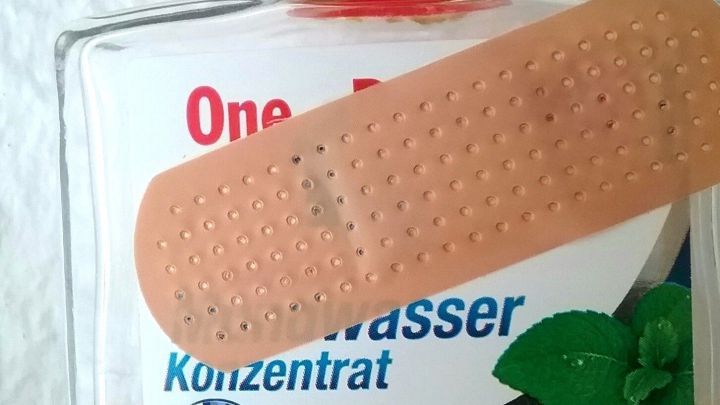 Ein Fl&auml;schchen mit "Mundwasser Konzentr&auml;t" zeigt eine Bandage darauf. Es steht f&uuml;r Mundpflege und Frische.