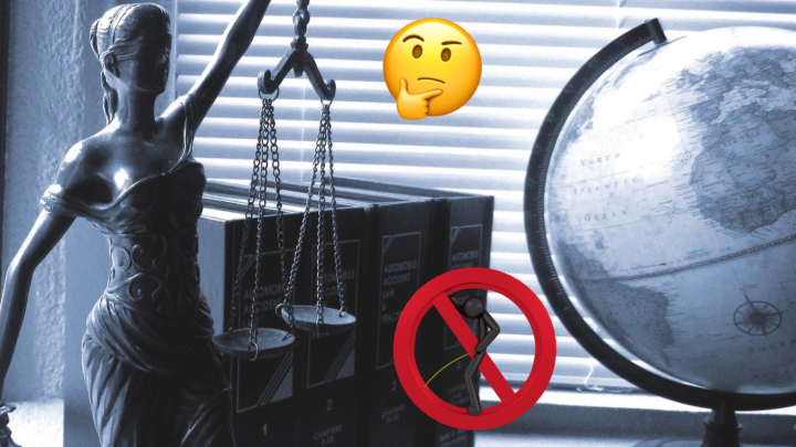 Eine Statue der Justitia steht neben einem Globus und einer verbotenen Uhr, w&auml;hrend Licht durch Jalousien str&ouml;mt.