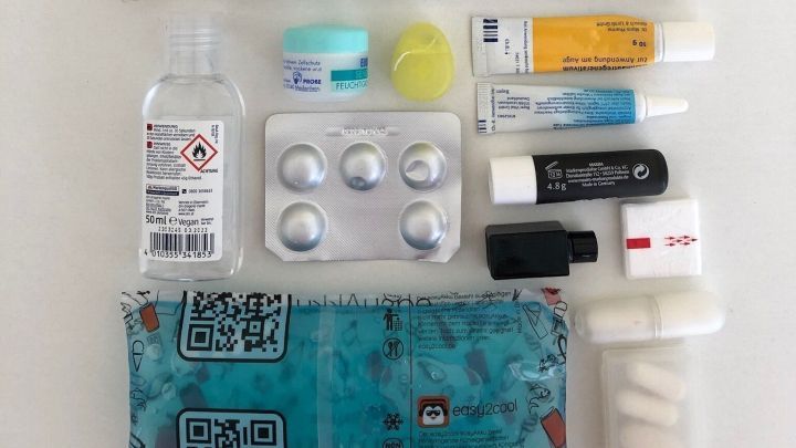 Ein transparentes T&auml;schchen enth&auml;lt verschiedene Reiseapotheke-Artikel zur Versorgung bei kleinen Beschwerden.
