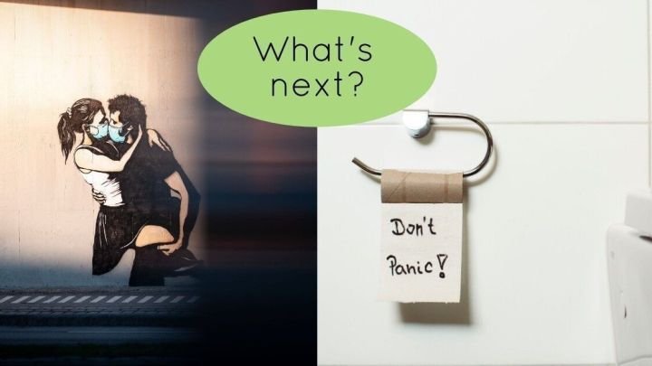 Ein Paar umarmt sich leidenschaftlich in einem emotionalen Moment, w&auml;hrend ein Schild mit &bdquo;Don&rsquo;t Panic!&ldquo; an einer Toilette h&auml;ngt.