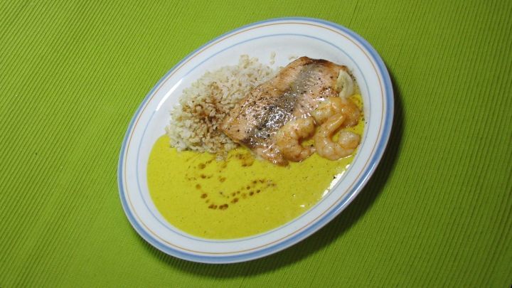 Lachs &amp; Garnelen mit Curry-Zabaione und Reis - Rezept | Frag Mutti