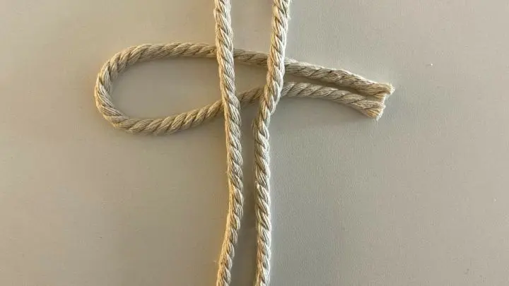 Das lange Mittelst&uuml;ck (30 cm) liegt wie ein verkehrtes U vor dir auf dem Tisch. Du nimmst nun ein Kordelst&uuml;ck (ca. 20 cm), formst ebenfalls ein U und schiebst es unter deinen 