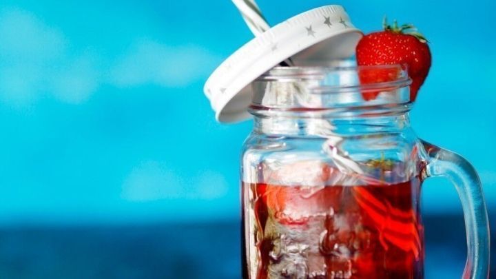 Mach deinen Sommerdrink besonders: Hier lernst du, wie du Erdbeerlimes selbst herstellst &ndash; fruchtig, frisch und einfach lecker!