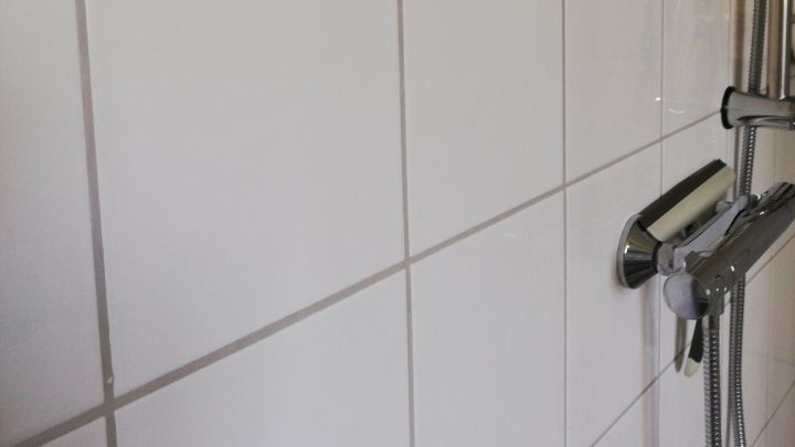 Fliesen in einer Duschkabine, die sauber und trocken sind, bieten eine perfekte Umgebung f&uuml;r schnelle Reinigung nach dem Duschen.