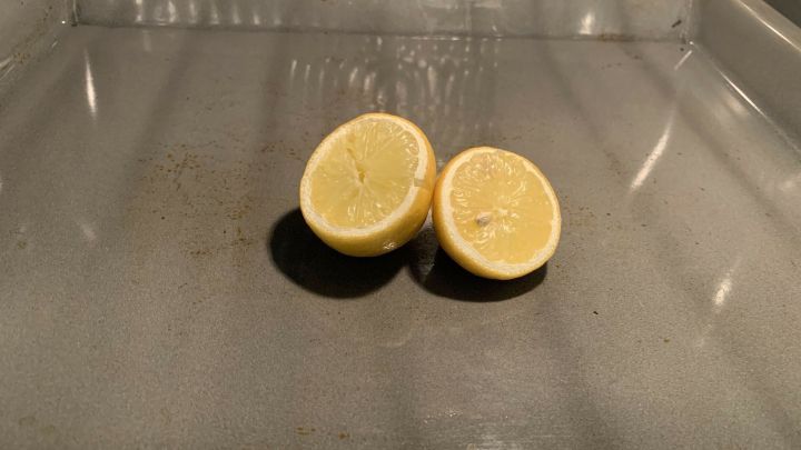 Zwei halbierte Zitronen liegen auf einer sauberen Backofenfl&auml;che, die zur Reinigung ohne viel Aufwand genutzt wird.