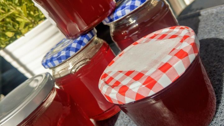 Den Honig noch hei&szlig; in ausgekochte Gl&auml;ser abf&uuml;llen, verschlie&szlig;en und abk&uuml;hlen lassen.