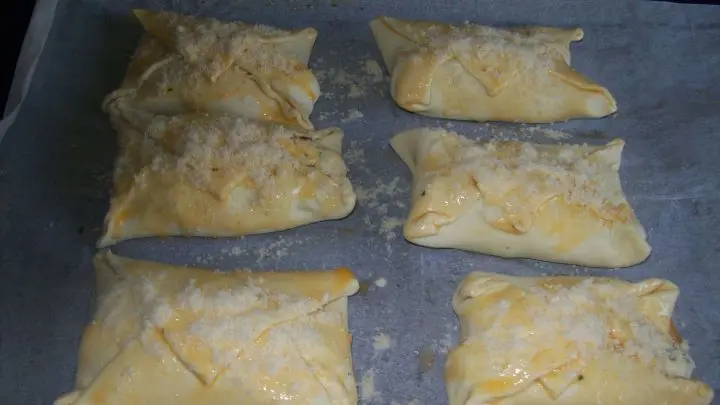 Jetzt werden die Teigplatten wie kleine Briefumschl&auml;ge zusammengefaltet und die R&auml;nder werden, leicht &uuml;bereinanderliegend, gut angedr&uuml;ckt, damit die Bl&auml;tterteigtaschen gut zusammenhalten.