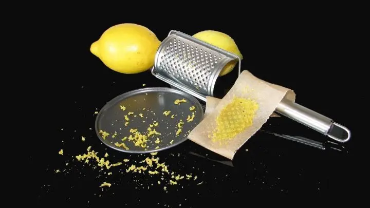 Anschlie&szlig;end den Streifen wieder abziehen, bis auf einen kleinen Rest hebt man die gesamte Schale sauber von der Reibe ab, einmal noch kurz die Reibe auf das Arbeitsbrett klopfen und man braucht sie fast nicht mehr abwaschen.