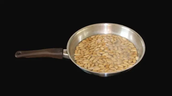 Die Pfanne hei&szlig; werden lassen und solange r&uuml;hren bis fast das gesamte Salz aufgel&ouml;st ist.