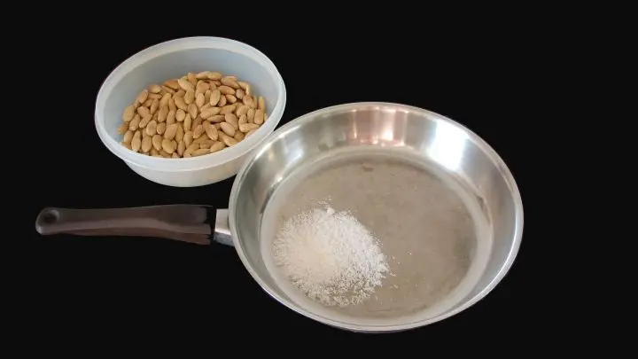 Das Salz in eine Pfanne geben und mit dem kochenden Wasser &uuml;bergie&szlig;en.