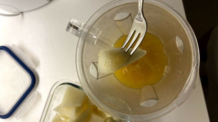 Das Aloe Vera Fleisch, den Orangen/(Limetten)-Saft und ein paar St&uuml;ckchen Honigmelone in einen Mixer geben.