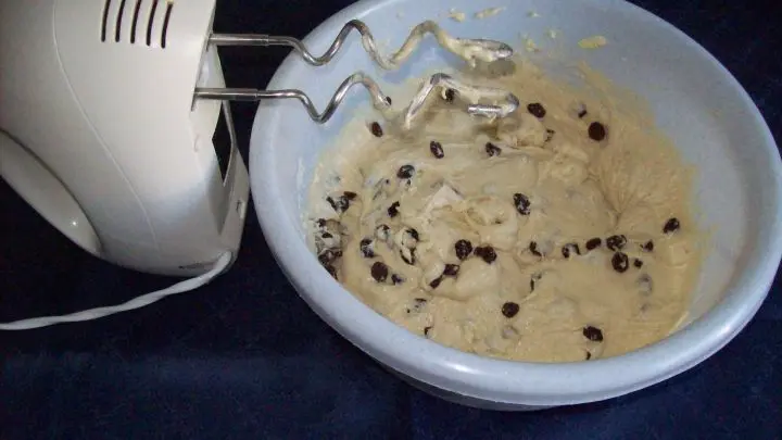 F&uuml;r den Teig werden alle genannten Zutaten au&szlig;er den Sultaninen in eine R&uuml;hrsch&uuml;ssel gegeben und mit einer K&uuml;chenmaschine oder den Knethaken eines Handr&uuml;hrger&auml;tes mindestens 8 Minuten lang zu einem glatten und elastischen Teig verarbeitet.