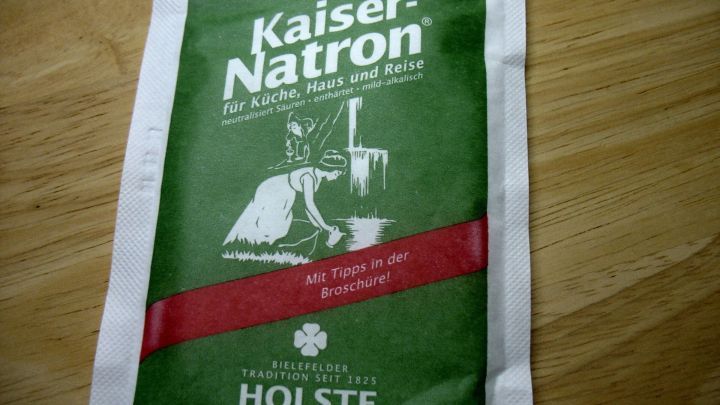 Eine Packung Kaiser-Natron liegt auf einem Holztisch, bereit zum Einsatz gegen Johannisbeer-Konfit&uuml;re-Flecken.