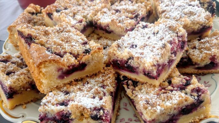 Beerenkuchen mit weißer Schokolade vom Blech - Rezept | Frag Mutti