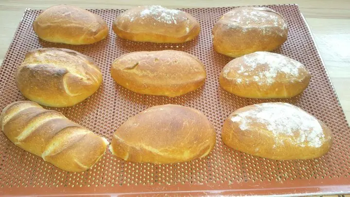 Den Backofen vorheizen auf 230° Ober- und Unterhitze. Die Joghurtbrötchen werden mit einer bestimmten Dampf-Methode gebacken.