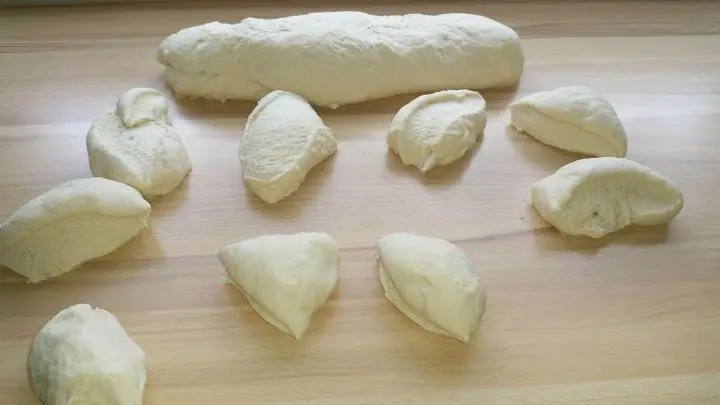 Teiglinge ziehen und falten, bis sie fast rund sind. Umdrehen und zu einer Kugel schleifen (rollen). Diese Methode lohnt sich.