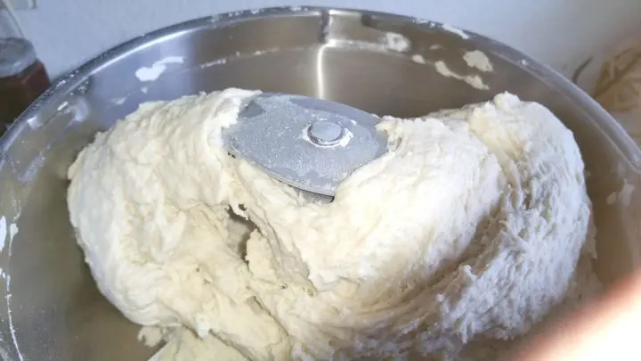 Vorteig und Hefe sind aufgetaut. In einer Küchenmaschine oder mit einem starken Handmixer mit Knethaken alles zusammen kneten. Zugedeckt bei Zimmertemperatur mindestens eine Sunde gehen lassen.