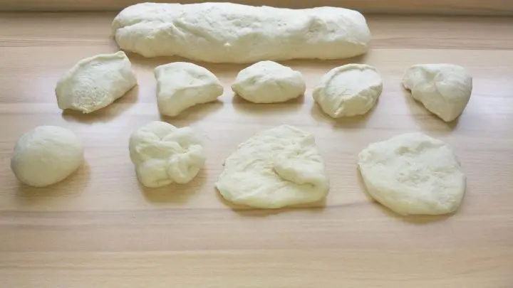 Teiglinge ziehen und falten, bis sie fast rund sind. Umdrehen und zu einer Kugel schleifen (rollen). Diese Methode lohnt sich.