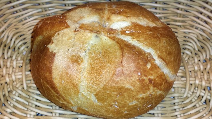 Eine alte Semmel liegt in einem Korb und k&ouml;nnte verwendet werden, um einen Fleck an der Wand zu entfernen.