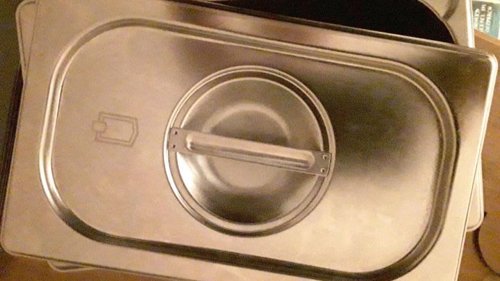 Eisenbeh&auml;lter, die &uuml;bereinander gestapelt sind, stehen bereit, um Lebensmittel vor Fruchtfliegen zu sch&uuml;tzen.