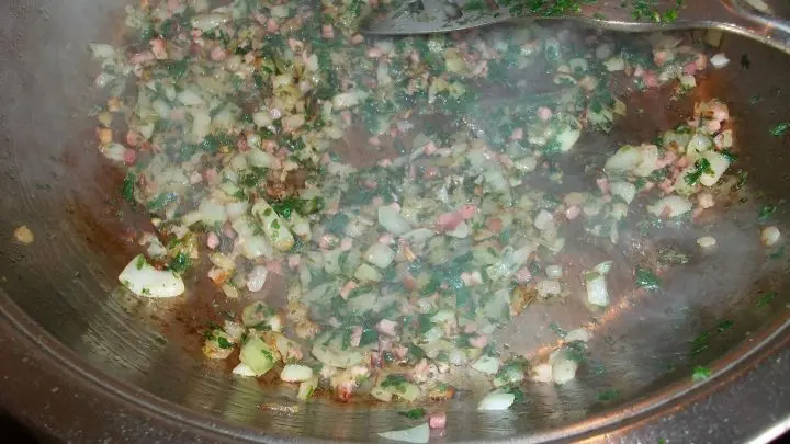 In einer Pfanne mit Buttaris die Zwiebeln und die Speckw&uuml;rfelchen anr&ouml;sten und am Schluss noch die Petersilie untermischen und kurz and&auml;mpfen.