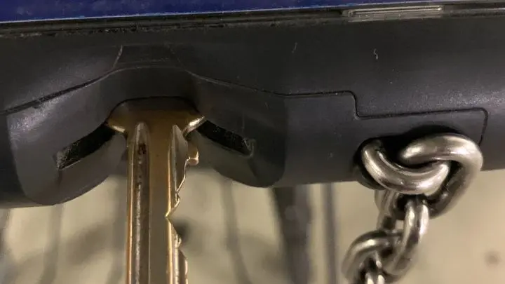 Ein Haust&uuml;r-, Fahrrad- oder Garagenschl&uuml;ssel kann als Alternative zur Eurom&uuml;nze oder Chip dienen.