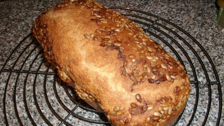 Dinkelbrot mit würzigem Sonnenblumenkerne-Topping - Rezept