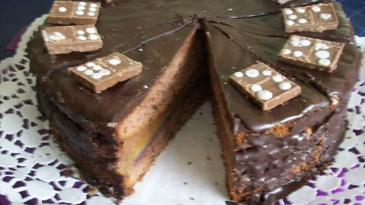 Die Dominotorte braucht in der Herstellung etwas Zeit, aber das Ergebnis kann sich sehen lassen und der Geschmack ist einfach nur k&ouml;stlich.