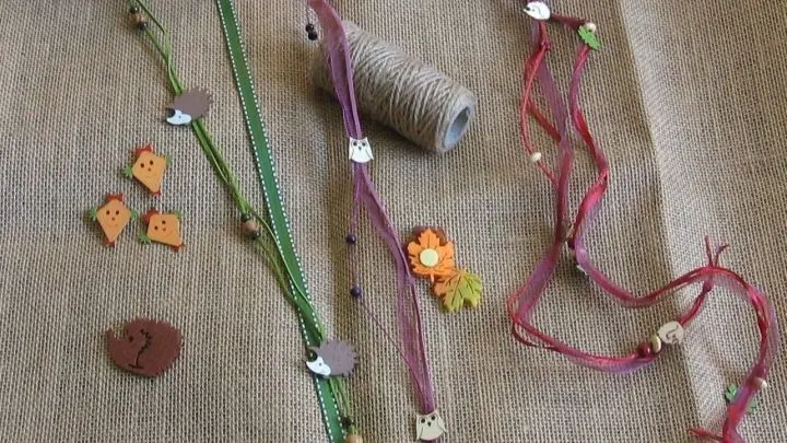 Aus der Bastelecke: Geschenkband, Satinband, Streuartikel in Herbstmotiven, Wolle, Stickgarn, Perlen usw.