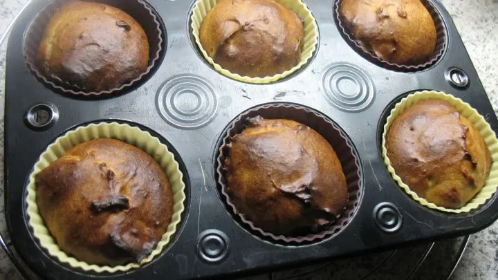 Nach dem Backen l&auml;sst man die Muffins noch etwa 5 Minuten in den F&ouml;rmchen abk&uuml;hlen.