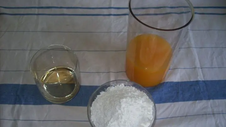 F&uuml;r den Guss die Orangen und die Zitrone auspressen und den Saft mit dem Cognac bzw. den genannten diversen Lik&ouml;ren unter Zugabe des Puderzuckers mit einem Schneebesen sehr gut verr&uuml;hren.