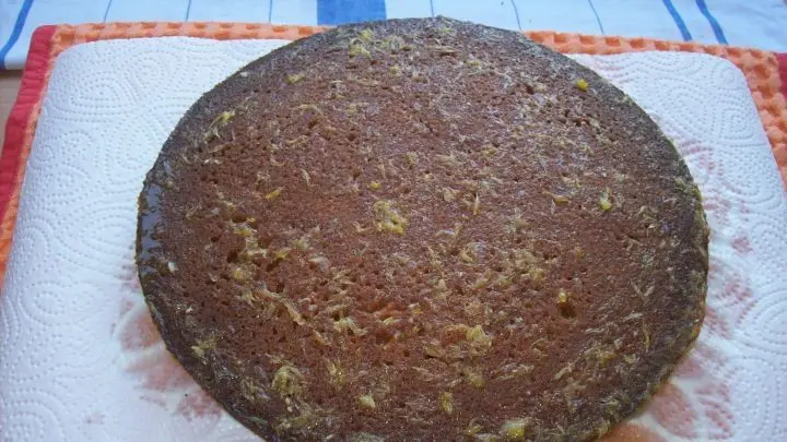 Der Guss wird mit einem L&ouml;ffel &uuml;ber den gesamten Kuchen verteilt, bis dass sich dieser ganz vollgesogen hat mit dem Saftgemisch.