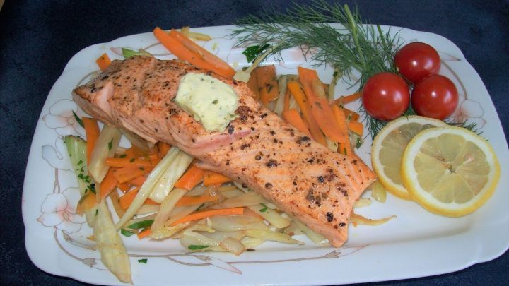 Lachs auf Fenchel-Möhren-Gemüse - Rezept | Frag Mutti