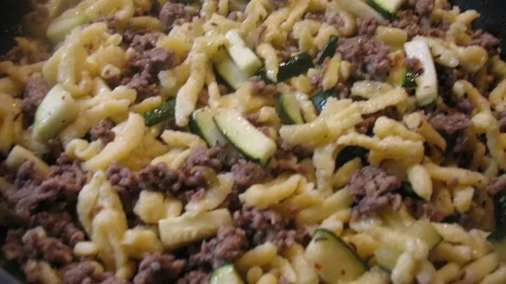 Nachdem man die Spätzle dazugegeben hat, das Ganze unter Wenden noch 5 Minuten weitergebraten.