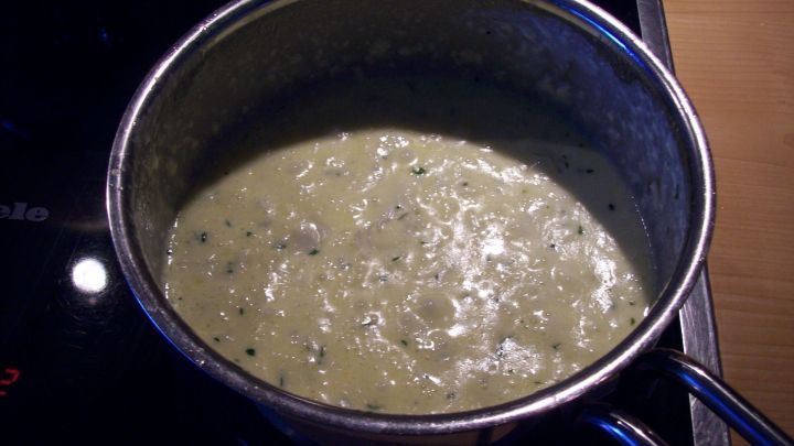 Die Creme darf nicht mehr kochen, da sonst der fl&uuml;ssige K&auml;se gerinnt. 