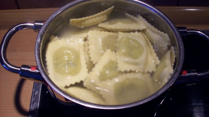 W&auml;hrend die Creme zubereitet wird, werden auch die Ravioli, Tortellini oder andere Pasta al dente gekocht, abgegossen und in ein wenig Butter geschwenkt.