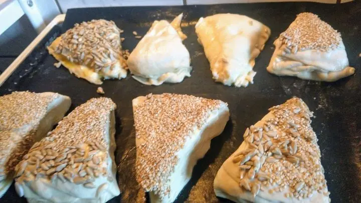 Alle Ecken noch einmal kurz gehen lassen. In der Zeit den Backofen auf 200 Grad vorheizen. Blech in den Backofen schieben und 30 Minuten backen.