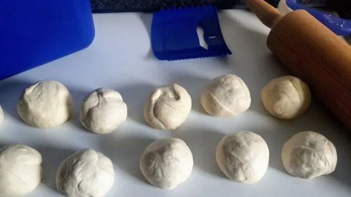 Wenn der Teig schön aufgegangen ist, werden 12 Kugeln daraus geformt.