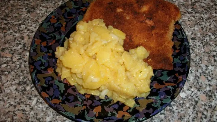 Die goldbraun gebratene Maultasche zusammen mit Kartoffelsalat servieren und genie&szlig;en.