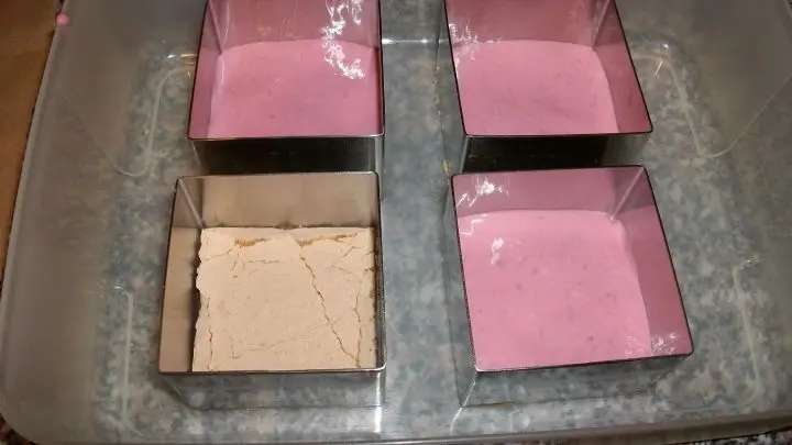 Nach Geschmack evtl. den Tortenboden mit ein wenig Kirschwasser-Zucker-Lösung mit dem Pinsel befeuchten. Dann erst einen Teil Mascarpone-Creme darauf geben.