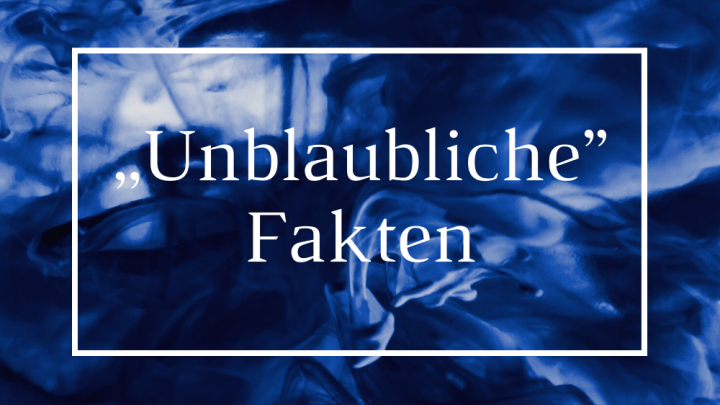 Dunkelblaue Farbe bewegt sich in Wasser, w&auml;hrend der Text &bdquo;Unblaubliche Fakten&ldquo; im Vordergrund erscheint.