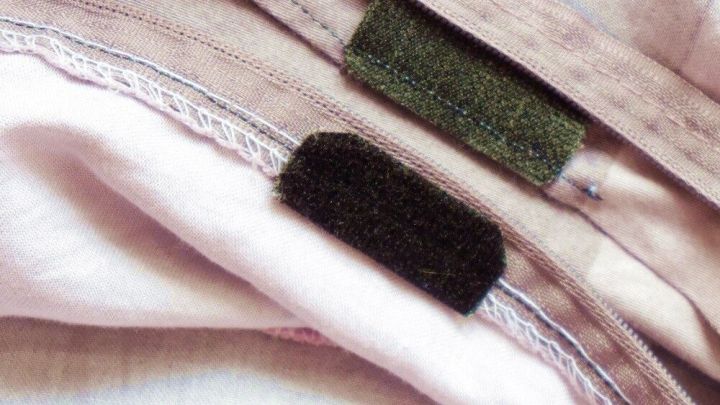 Der Bettbezug zeigt Rei&szlig;verschluss und Klettverschl&uuml;sse, die zusammen den Bezug sch&uuml;tzen und halten.