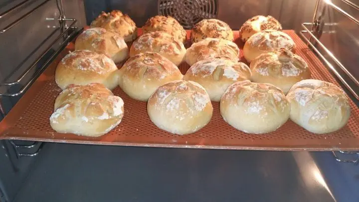 In die unterste Schiene kommt eine mit Wasser gefüllte Fettpfanne, mit der die Brötchen für zehn Minuten gebacken werden.