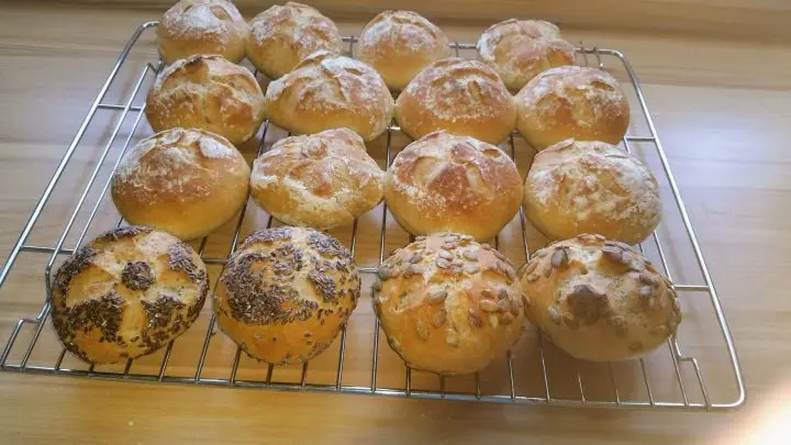 Nach nochmal 15 Minuten ohne Dampf sind die Brötchen fertig gebacken und dürfen auf dem Rost auskühlen.