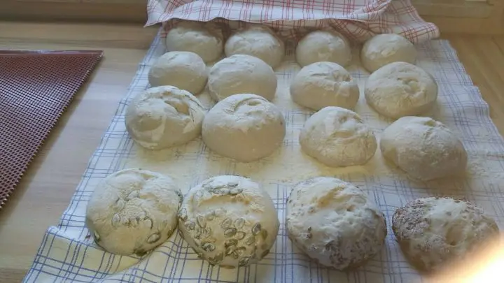 Bevor die Teiglinge in den Backofen kommen, werden sie umgedreht auf ein Handtuch gelegt und mit einem zweiten bedeckt, sodass sie nochmal zwei Stunden gehen können.