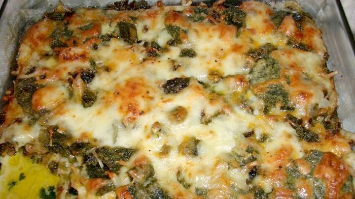 Ein Auflauf aus Rosenkohl, Lyoner und Spinat, &uuml;berbacken mit geschmolzenem K&auml;se, frisch aus dem Ofen.