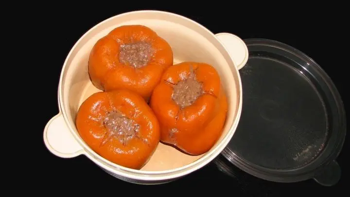 Jetzt können die vorbereiten Paprika gegart werden. Ein enormer Vorteil dieser Füllung ist es, dass alles bereits gekochte Zutaten sind.