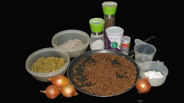 Hier zu sehen alle vorbereiteten Zutaten für die Buchweizenhackbraten-Masse.