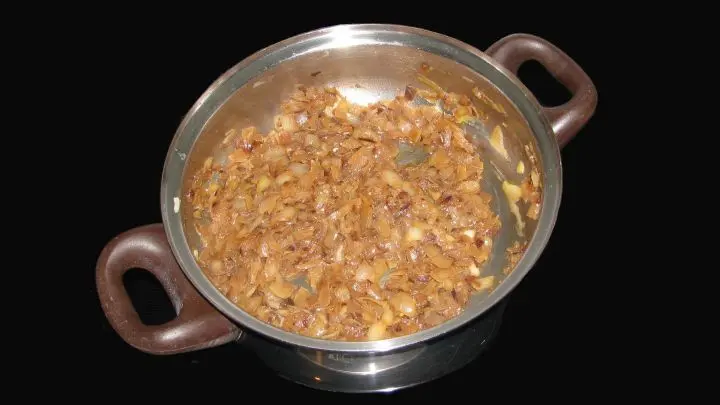 Zwiebeln schälen und mittelgrob würfeln. In wenig Butter oder Öl langsam schmoren bis sie richtig schön braun sind.